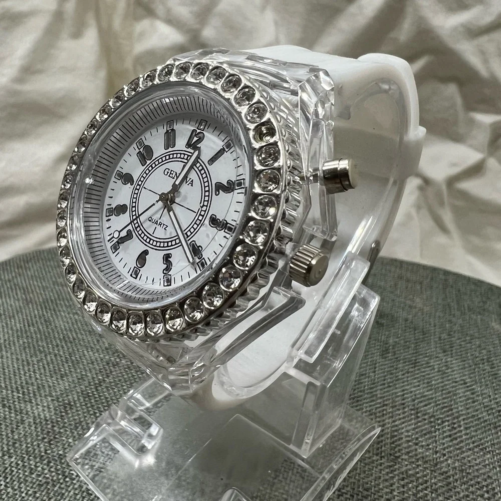 NWOT…GENEVA QUARTZ WATCH, WHITE BAND LED WATCH COLOR CHANGING. AMAZING ☑️
